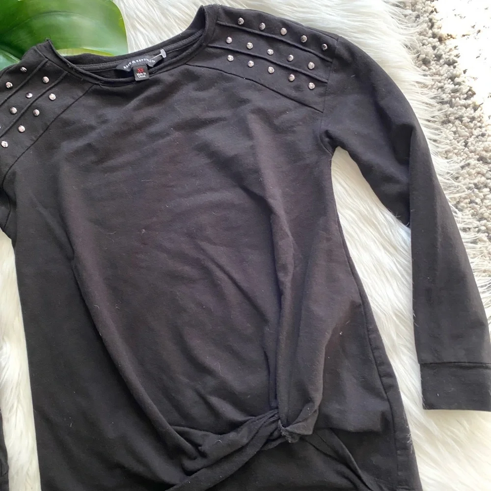 ⭐️ Rock & Republic Top - Picture 3 of 7